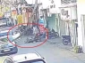 Nữ tài xế mở cửa ô tô bất cẩn khiến cụ bà ngã xuống đường, bị xe máy tông trúng