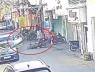Nữ tài xế mở cửa ô tô bất cẩn khiến cụ bà ngã xuống đường, bị xe máy tông trúng