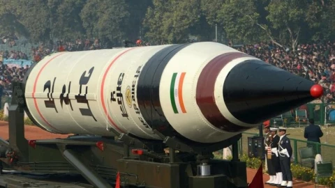 Ấn Độ hạng 4, Pakistan hạng 12 thế giới về sức mạnh quân sự, và cả hai đều có tới 170 đầu đạn hạt nhân