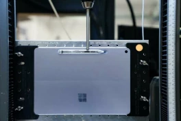 Bên trong phòng lab của Microsoft: thả rơi, "chích điện", dùng cả robot để tạo ra chiếc laptop AI nhỏ gọn hơn