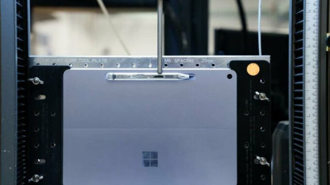 Bên trong phòng lab của Microsoft: thả rơi, "chích điện", dùng cả robot để tạo ra chiếc laptop AI nhỏ gọn hơn