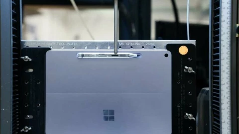Bên trong phòng lab của Microsoft: thả rơi, "chích điện", dùng cả robot để tạo ra chiếc laptop AI nhỏ gọn hơn