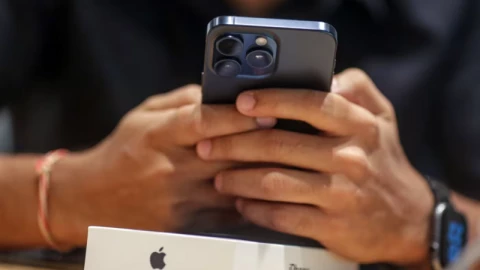Google rúng động trước động thái “chê" tiền tỷ của Apple