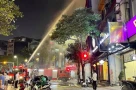 Khổ thật!! Hà Nội: Nhà 5 tầng trên phố Hoàng Cầu bốc cháy đỏ rực