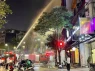 Khổ thật!! Hà Nội: Nhà 5 tầng trên phố Hoàng Cầu bốc cháy đỏ rực