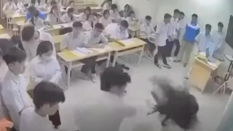 Báo động sau vụ nam sinh lớp 12 hành hung giáo viên, khi chế tài xử phạt vẫn còn quá nhẹ?
