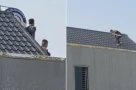 Cảnh sát vây bắt 2 người cố thủ trên nóc nhà ở Thanh Hóa