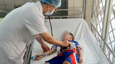 Cảnh báo: Hi hữu bé trai 5 tuổi nghịch dây giải rút, tự “thắt cổ” mình