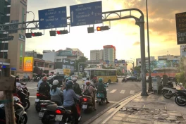 Dừng xe vượt vạch, vẫn dưới đèn đỏ: Phạt hay không phạt?