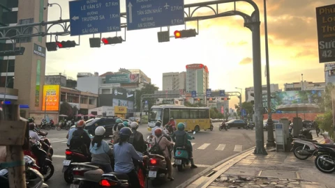 Dừng xe vượt vạch, vẫn dưới đèn đỏ: Phạt hay không phạt?