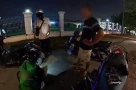 Tài xế xe ôm bị dọa đánh khi đang vá xe miễn phí cho người đi đường