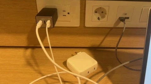 Ổ cắm USB trên tường có đang âm thầm "ngốn" điện khi bạn không dùng?