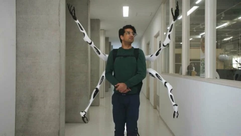 "Bộ xương" robot giúp con người có 6 tay, 3 ngón cái: Tương lai nhân loại hóa "siêu nhân"!