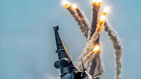 Không chiến Ấn Độ - Pakistan: Vì sao Rafale thua J-10 dù được coi là không đối thủ?
