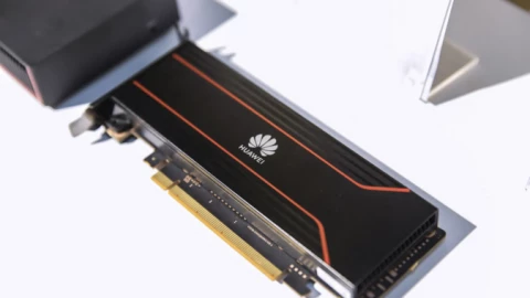 Cấm xuất khẩu chip AI chưa đủ, Mỹ còn cấm sử dụng chip AI của Huawei