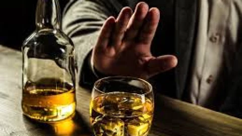 Vì sao phụ nữ uống rượu kém hơn nam giới?