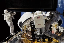 Sứ mệnh STS-49: Khi NASA liều lĩnh cho ba người "tay không" bắt vệ tinh
