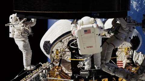 Sứ mệnh STS-49: Khi NASA liều lĩnh cho ba người "tay không" bắt vệ tinh