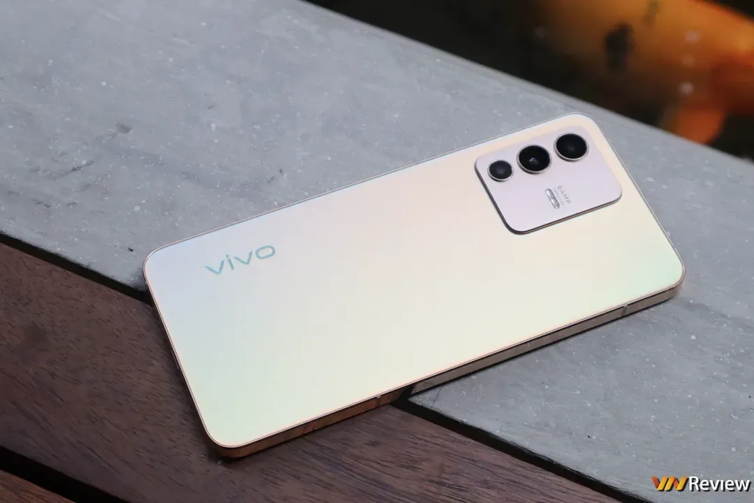 vivo V23 5G ra mắt tại Việt Nam: camera selfie kép 50MP cùng 4 đèn flash đổi màu phía trước