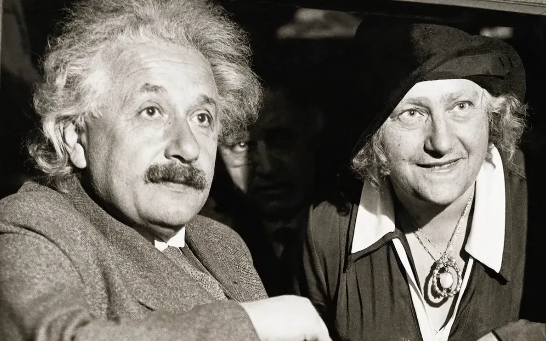 Ngay Einstein cũng từng hứng cả rổ “gạch đá” từ người đánh xe, phục vụ phòng