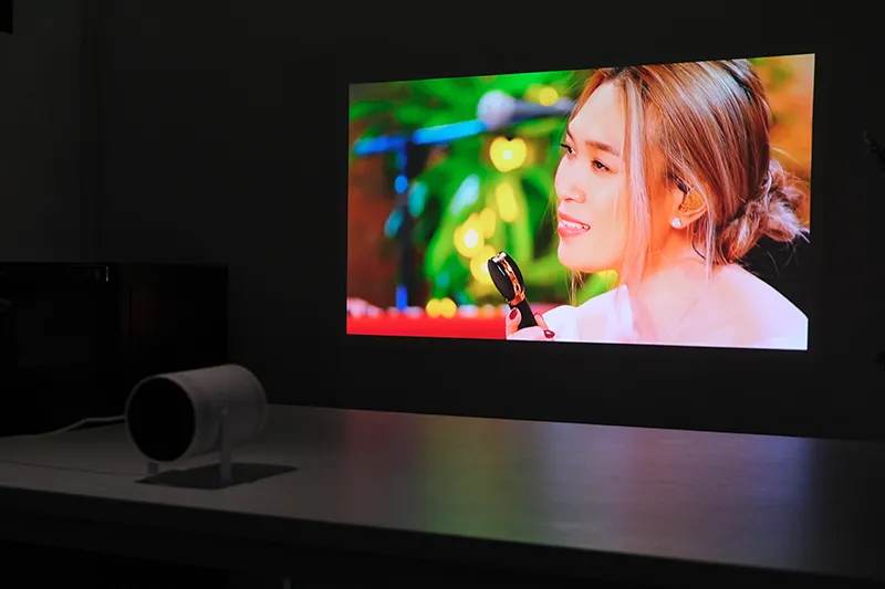 Trên tay máy chiếu Samsung The Freestyle: chiếc Smart TV 100 inch có thể bỏ túi đi dã ngoại