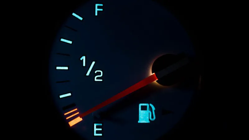 thumbnail - Đồng hồ nhiên liệu về vạch đỏ, đi được bao xa?