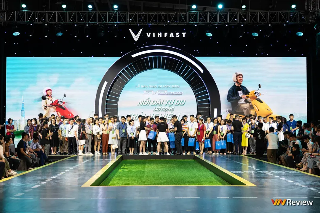 VinFast bàn giao lô xe máy điện Evo200 đầu tiên, 300 xe tới tay người dùng