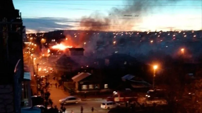 thumbnail - Khoảnh khắc chiến đấu cơ Su-30 rơi xuống khu dân cư Nga, phát nổ