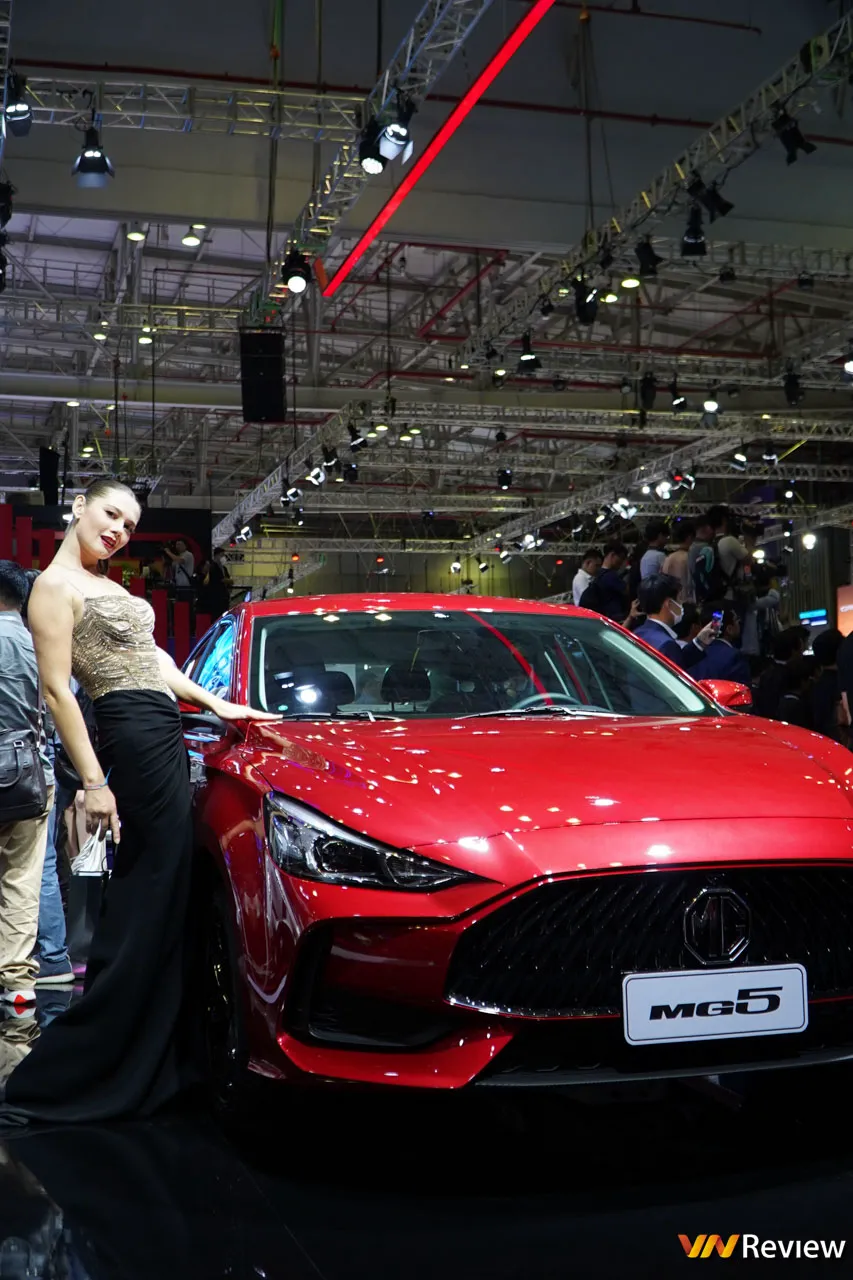 Bóng hồng Việt so dáng cùng mẫu Tây tại Vietnam Motor Show 2022