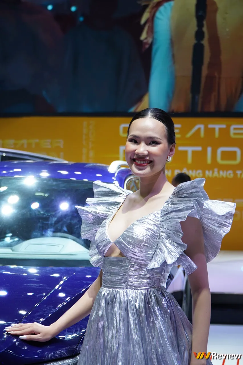 Bóng hồng Việt so dáng cùng mẫu Tây tại Vietnam Motor Show 2022