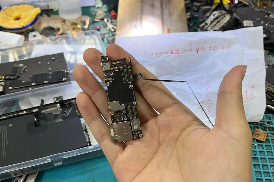 “Pháp sư” Việt đã độ được khe SIM cho iPhone 14 Mỹ