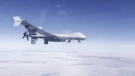 Lộ cảnh Su-27 phun nhiên liệu xịt UAV Mỹ, vì sao cánh quạt UAV bị cong?