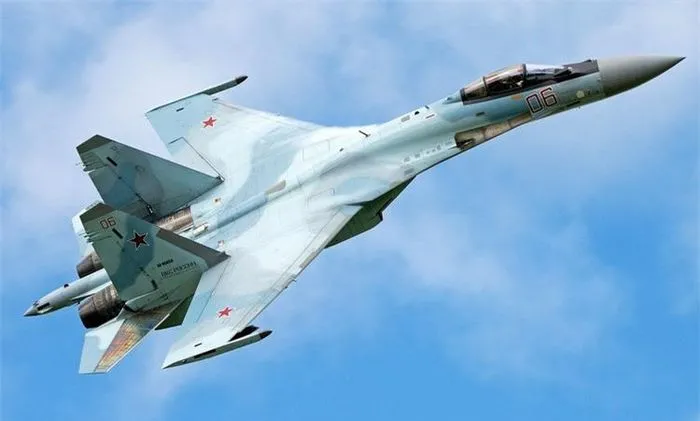 Mỹ điều pháo dài bay B-52H áp sát nước Nga, bị sát thủ bầu trời Su-35 chặn đứng