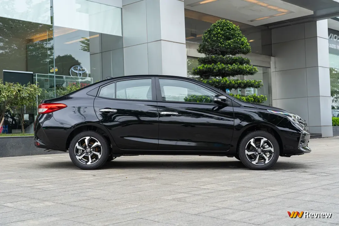 Toyota Vios 2023 lộ diện tại đại lý: Bổ sung lẫy chuyển số, gói an toàn TSS