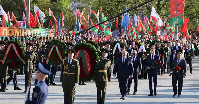 Chuyện gì đã xảy ra? Lukashenko rời Nga sớm, lỡ bữa trưa của Putin với đôi tay băng bó