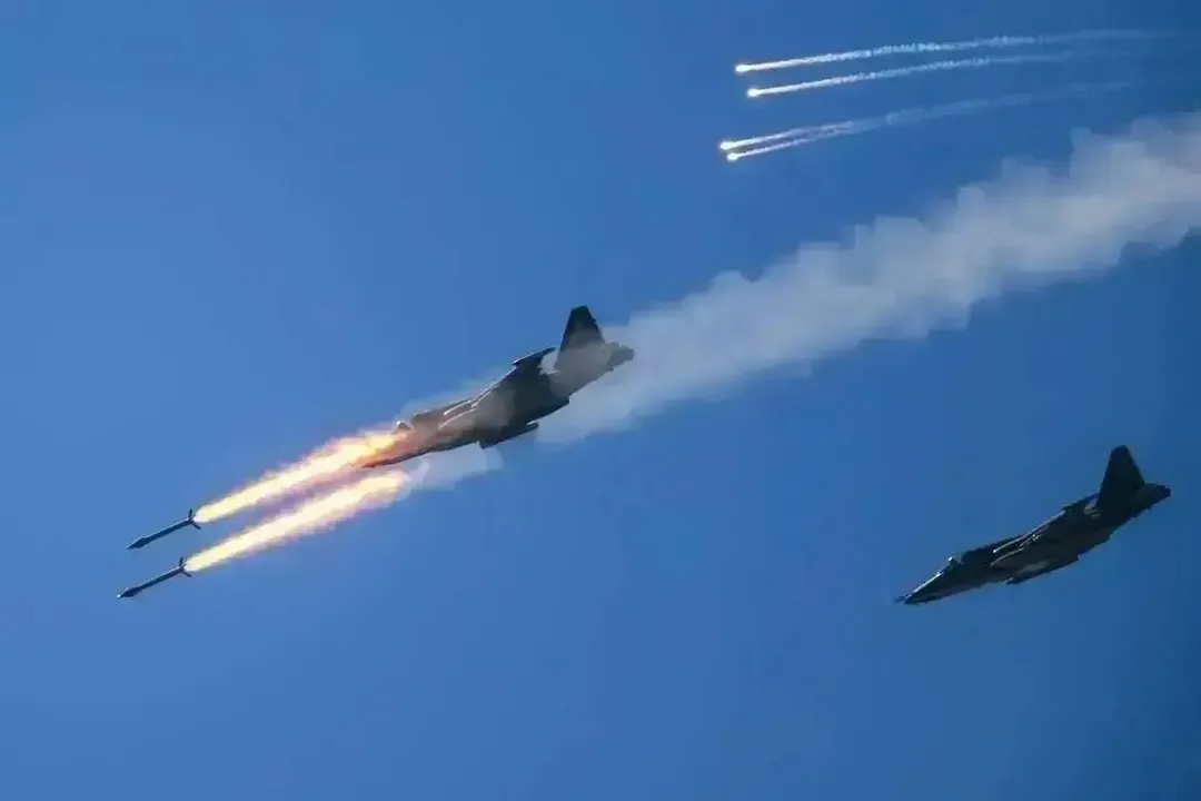 Các máy bay chiến đấu Su-57 đang tung hoành! Bắn sáu tên lửa hành trình một lượt: san bằng ba mục tiêu quân sự
