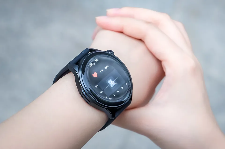 Công ty Việt Nam ra smartwatch giá 1,49 triệu đồng: thân kim loại, màn AMOLED, nghe gọi được và pin 1 tuần