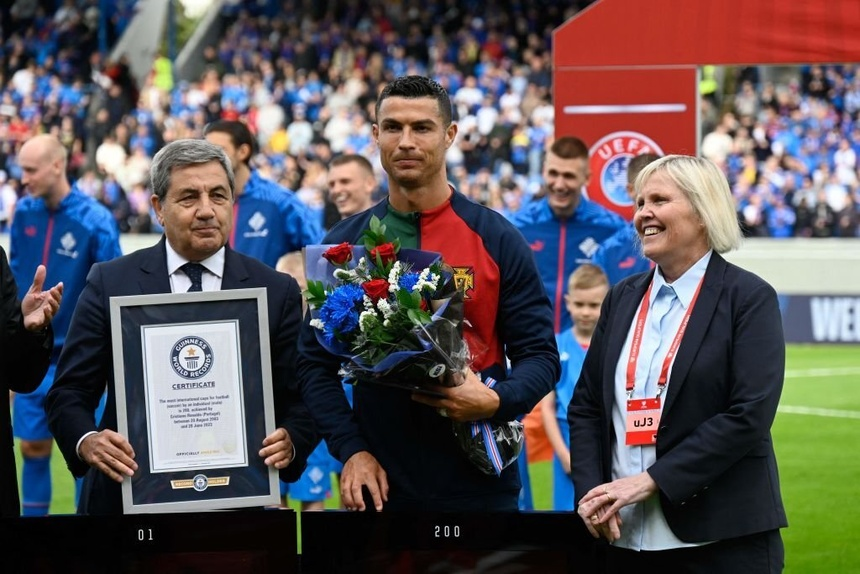 Ronaldo sắm vai người hùng trong ngày lập kỷ lục Guinness