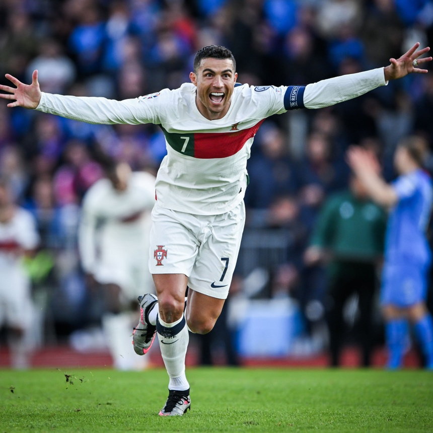 Ronaldo sắm vai người hùng trong ngày lập kỷ lục Guinness