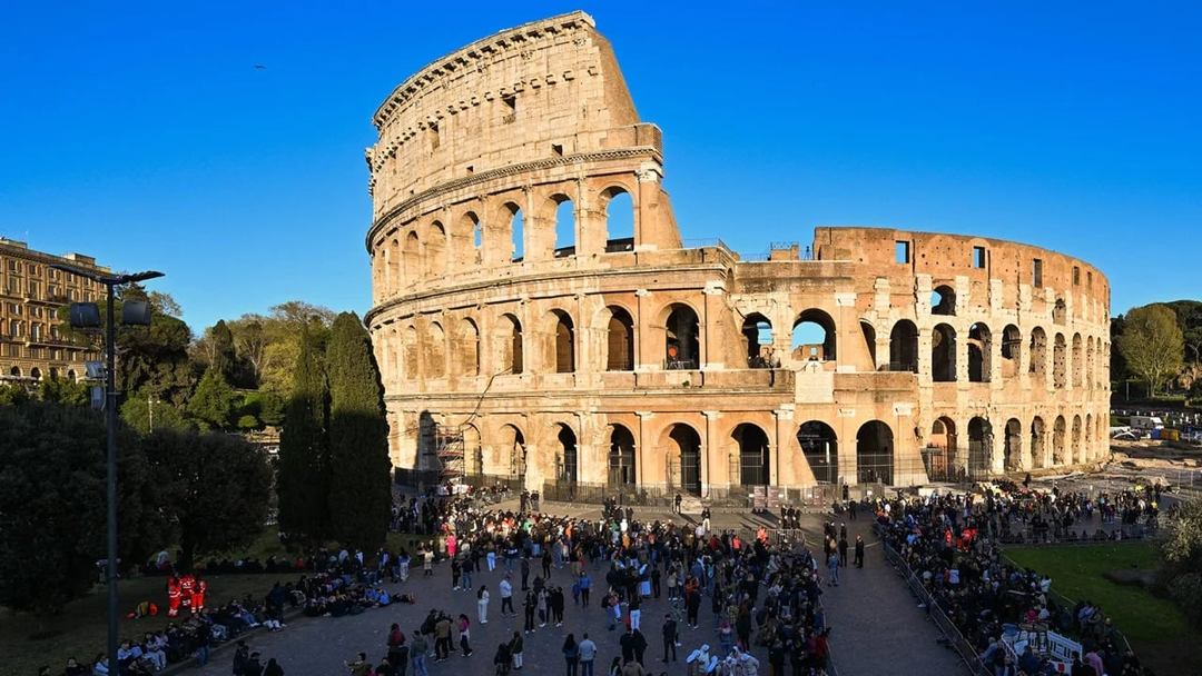 Khắc tên mình và bạn gái lên Đấu trường La Mã Colosseum, du khách bị phạt gần 400 triệu, thậm chí ngồi tù