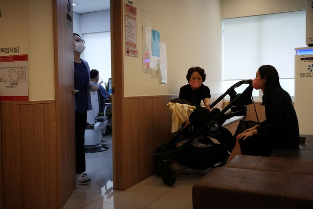 Giới trẻ lười đẻ, bác sĩ nhi khoa Hàn Quốc đồng loạt bỏ nghề