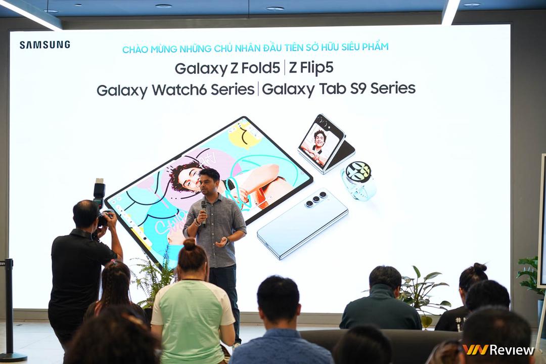 Không khí nhận hàng sớm, Nhập Hội Linh Hoạt cùng bộ đôi Z Fold 5 và Z Flip 5 tại Samsung 68 – cửa hàng chính hãng lớn nhất của Samsung tại Việt Nam