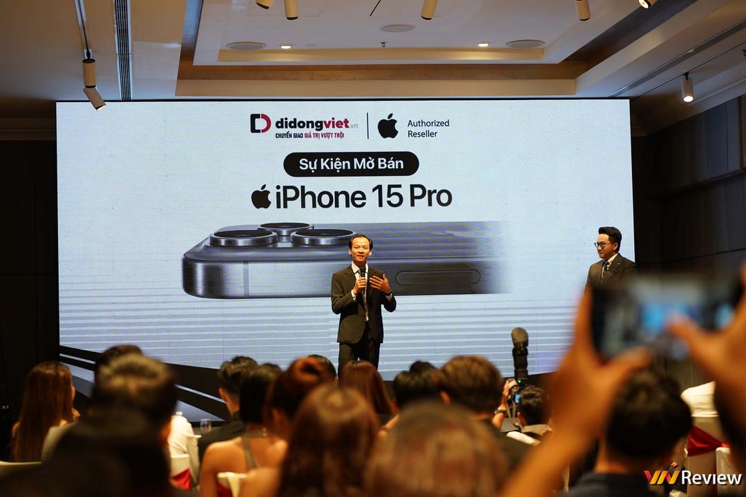 iPhone 15 giao hàng tại Việt Nam ngay giữa 12h đêm, hàng nghìn người vẫn xếp hàng nhận máy