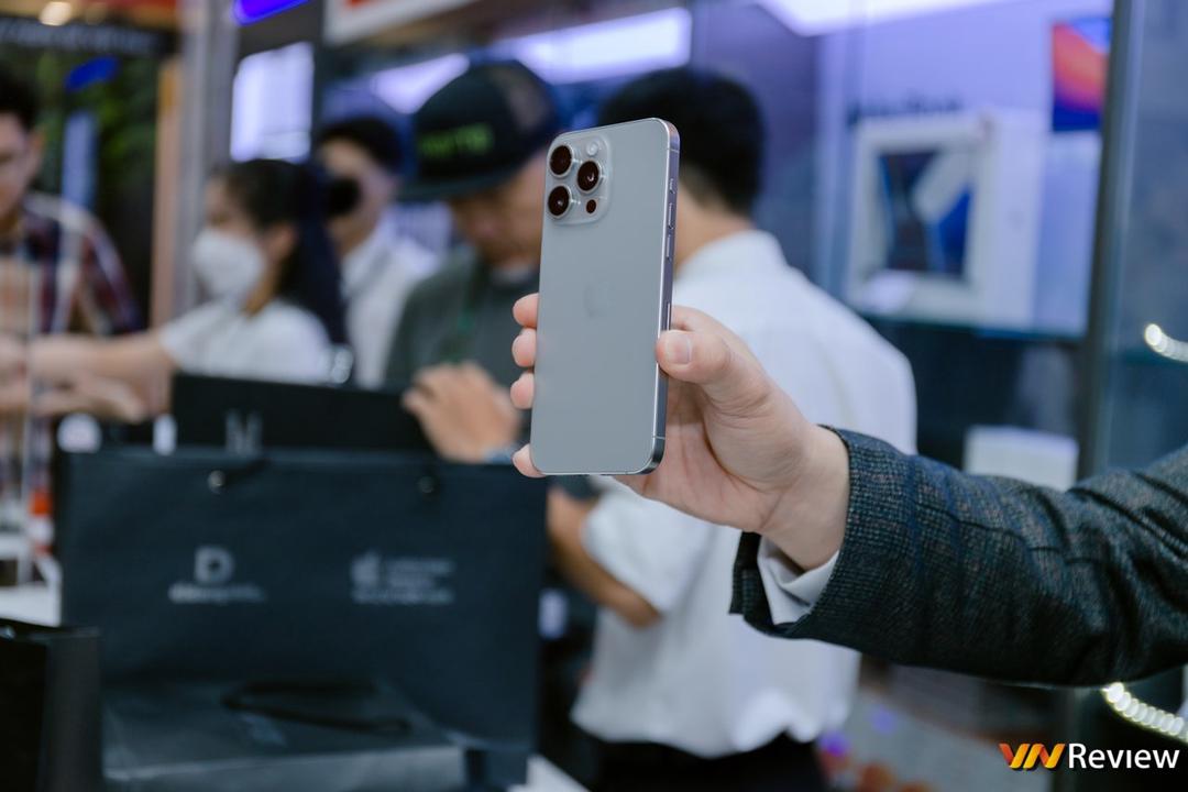 iPhone 15 giao hàng tại Việt Nam ngay giữa 12h đêm, hàng nghìn người vẫn xếp hàng nhận máy