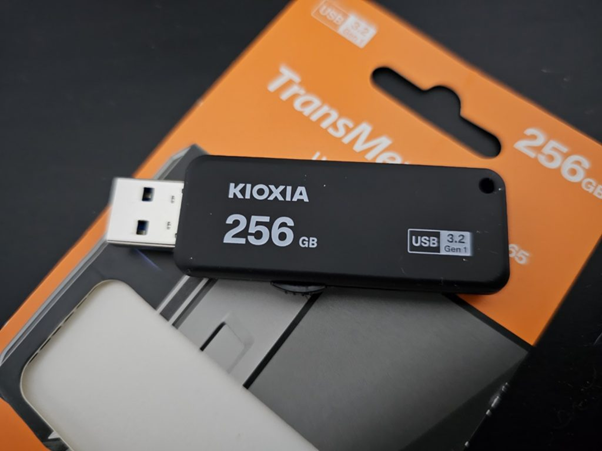 [Black Friday mua gì] USB KIOXIA U365 32GB giá chỉ 170 cành nhỏ gọn, tốc độ cao