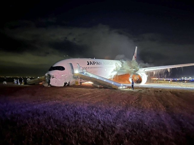 Nhân chứng thoát nạn trên máy bay Airbus A350 của Japan Airlines kể lại giây phút kinh hoàng
