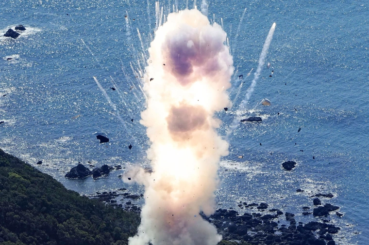 Tên lửa của Nhật Bản nổ tung thành nghìn mảnh khi vừa rời bệ phóng được vài giây
