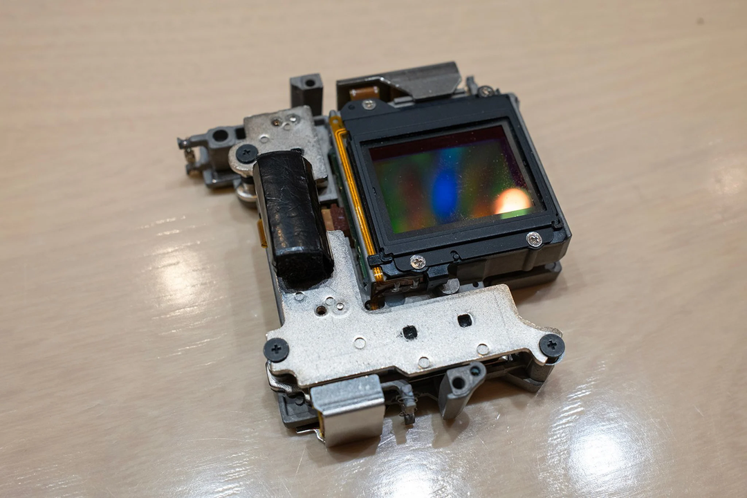 Nhìn những linh kiện bên trong chiếc máy ảnh Fujifilm X100VI, mình mới hiểu vì sao ngành công nghiệp máy ảnh của Nhật Bản bá đạo đến vậy