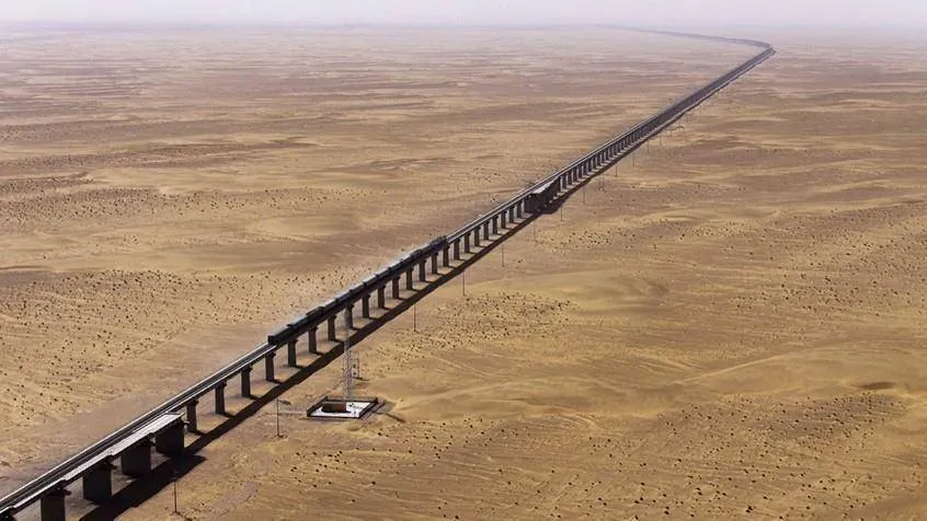 Trung Quốc hoàn thành tuyến đường sắt quanh sa mạc đầu tiên trên thế giới ở Tân Cương