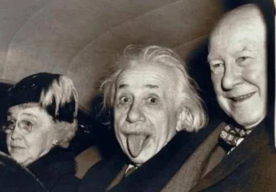 Tại sao có rất ít hình ảnh về phần thân dưới của Einstein? Cư dân mạng bật cười sau khi xem ảnh toàn thân của ông